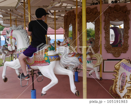 メリーゴーランドに乗る子ども(後ろ姿)の写真素材 [105191983] - PIXTA