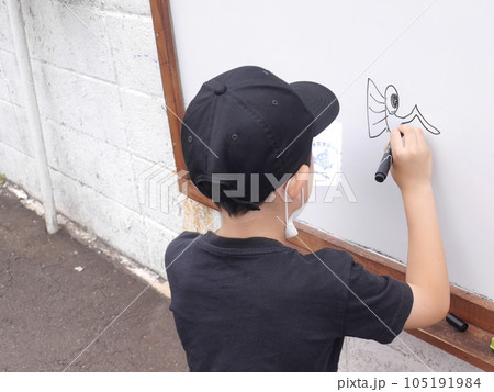 ホワイトボードに絵を描く子ども(後ろ姿) ホワイトボードに絵を描く子ども(後ろ姿) 105191984