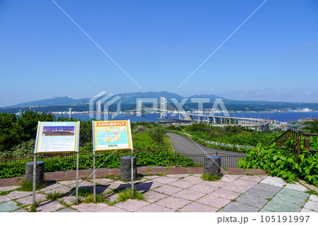 祝津公園展望台から見る白鳥大橋と室蘭港 105191997