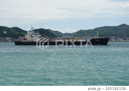 関門海峡を航行する 門司港の建物を積載?貨物船「DX ITONIA」12574DW 105192126