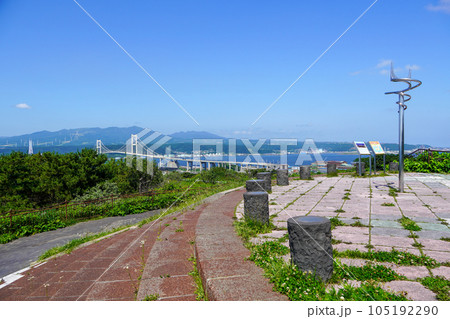祝津公園展望台から見る白鳥大橋と室蘭港 105192290