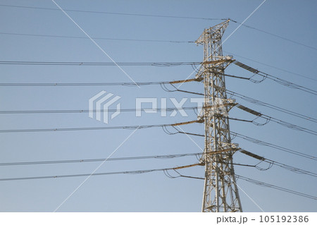 青空にそびえる鉄塔（千葉県市川市） 105192386