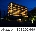 ライトアップされたビルの外観 105192449