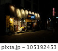 夜の居酒屋の店先 105192453