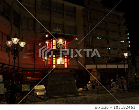 夜の温泉街の街並み 105192463