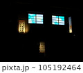 夜の温泉街の街並み 105192464