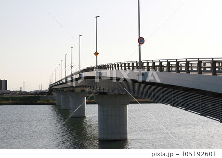 夕方の妙典橋 105192601