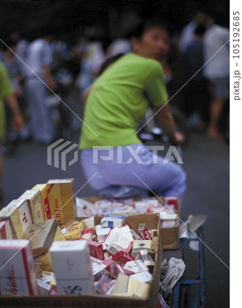 北京市内の懐かしい町並み タバコ売りの女性 105192685