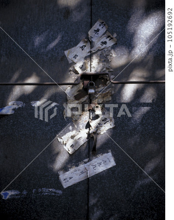 北京の古い街並み 封印された扉 北京の古い街並み 封印された扉 105192692