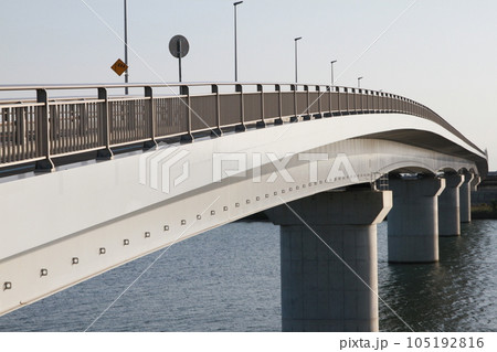 夕方の妙典橋 105192816