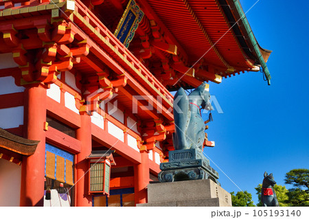 京都 伏見稲荷大社　美しい楼門 105193140