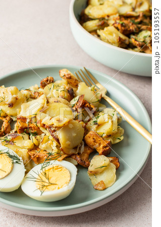 Fried young potatoes with Chanterelles 105193557