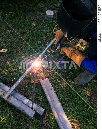Man welding steel, blurred on black background 105193625