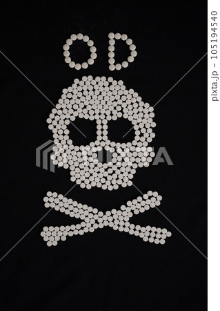 大量の薬(抗うつ剤・睡眠薬・眠剤・せき止め・風邪薬など)で描いたドクロとOD(オーバードーズ)の文字 大量の薬(抗うつ剤・睡眠薬・眠剤・せき止め・風邪薬など)で描いたドクロとOD(オーバードーズ)の文字 105194540