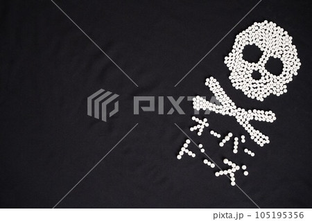 大量の薬（抗うつ剤・睡眠薬・眠剤・せき止め・風邪薬など）で描いたドクロとOD（オーバードーズ）の文字 105195356