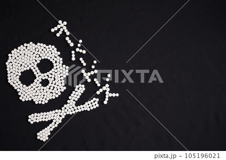 大量の薬(抗うつ剤・睡眠薬・眠剤・せき止め・風邪薬など)で描いたドクロとOD(オーバードーズ)の文字 大量の薬(抗うつ剤・睡眠薬・眠剤・せき止め・風邪薬など)で描いたドクロとOD(オーバードーズ)の文字 105196021