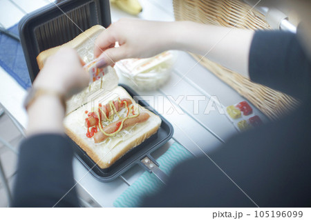 キャンプ場でホットサンドを作る キャンプ場でホットサンドを作る 105196099