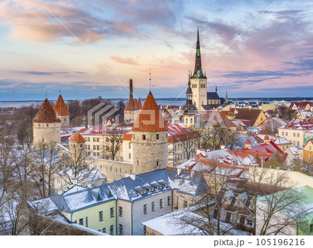 エストニア・タリン歴史地区の夕景 / Tallinn, Estonia 105196216