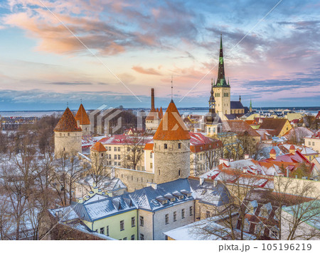 エストニア・タリン歴史地区の夕景 / Tallinn, Estonia 105196219