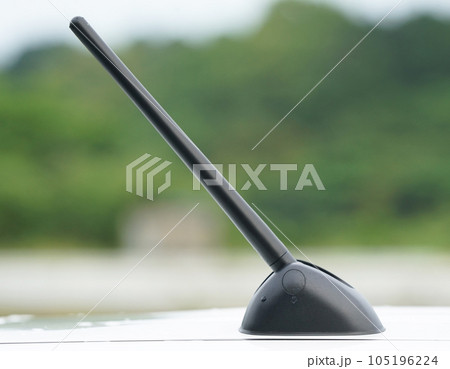 乗用車の屋根のラジオアンテナ 105196224