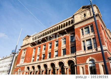 青空の下の歴史的な大きな赤煉瓦の建物　ロンドンの街並み 105196593