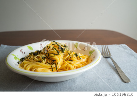 生ウニとイクラが乗っているウニクリームソースパスタとフォーク 105196810