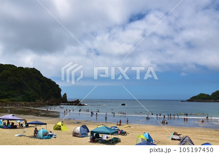 海水浴シーズンの弓ヶ浜 静岡 海水浴シーズンの弓ヶ浜 静岡 105197450