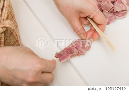 【焼き鳥豚タンの串打ちをする主婦】 【焼き鳥豚タンの串打ちをする主婦】 105197459
