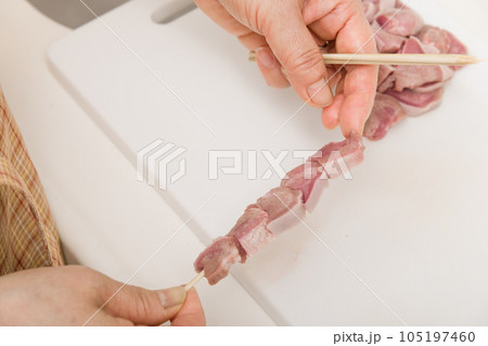 【焼き鳥豚タンの串打ちをする主婦】 【焼き鳥豚タンの串打ちをする主婦】 105197460