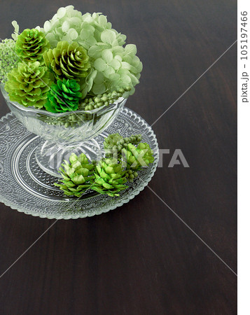 グラスに入ったドライフラワー(緑) 105197466