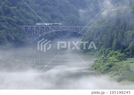川霧の只見線 105198245