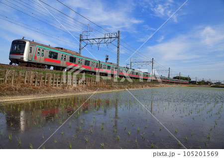 水鏡の田んぼと東武日光線を行く東急電鉄5000系電車 105201569
