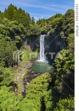 熊本県/ 九州を代表する大瀑布 虹を纏う新緑の五老ヶ滝（ごろうがたき） 105201841