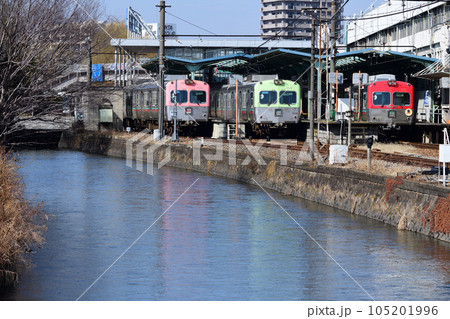 広瀬川と中央前橋駅に並ぶ上毛電鉄の電車 105201996