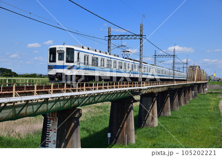 江戸川の鉄橋を走る東武野田線8000系電車 105202221