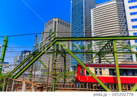 東京　港区港南の都市風景　第一京浜から見た品川グランドコモンズ 105202776
