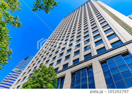東京　港区港南の都市風景　品川グランドコモンズのオフィスビル 105202797