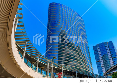 東京　港区港南の都市風景　品川インターシティのオフィスビル 105202801