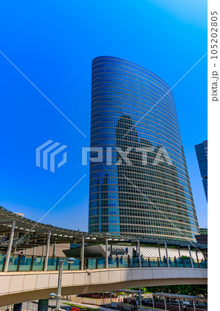 東京　港区港南の都市風景　品川インターシティのオフィスビル 105202805