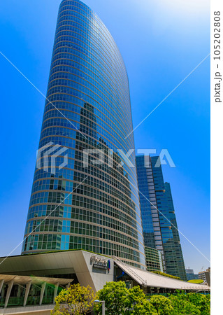 東京　港区港南の都市風景　品川インターシティのオフィスビル 105202808