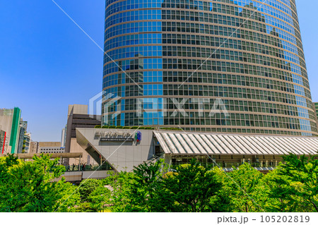 東京　港区港南の都市風景　品川インターシティのオフィスビル 105202819