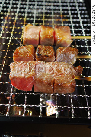 美味しく焼けた松阪肉の牛串 美味しく焼けた松阪肉の牛串 105202846