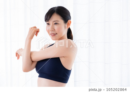 エクササイズをする女性 エクササイズをする女性 105202864