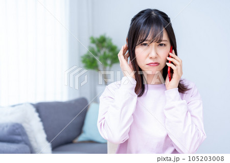 困りながらスマホ通話する女性 困りながらスマホ通話する女性 105203008