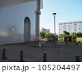 首都高速道路の高架下の道路と高架の下にある橋と公園 105204497