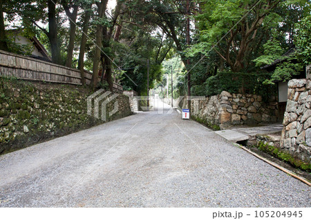 三井寺の石垣の間を抜ける1本道 三井寺の石垣の間を抜ける1本道 105204945