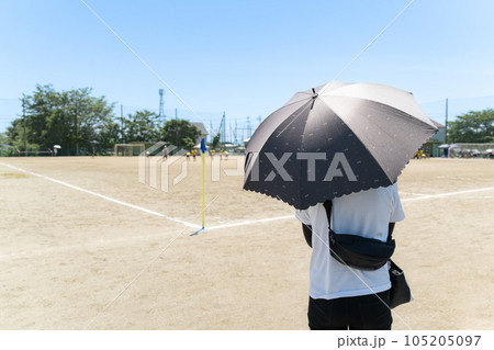 子供のサッカーの試合を観戦する女性 子供のサッカーの試合を観戦する女性 105205097