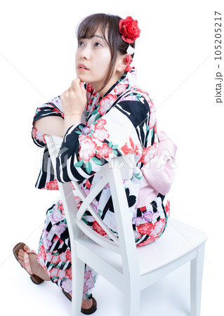 浴衣を着た若い女性 105205217