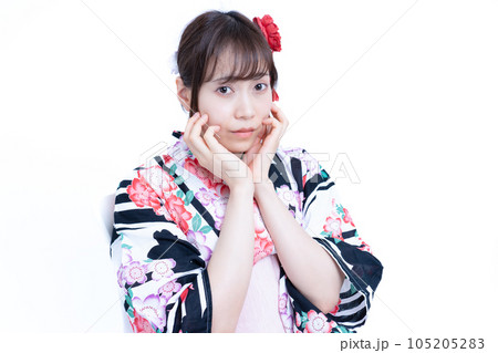 浴衣を着た若い女性 浴衣を着た若い女性 105205283
