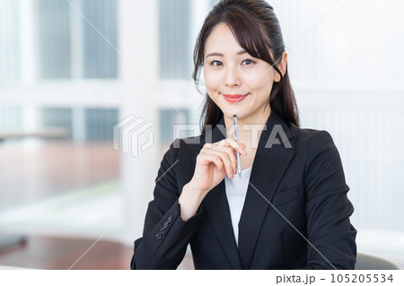 オフィスで会議をする若い女性のビジネスマン 105205534